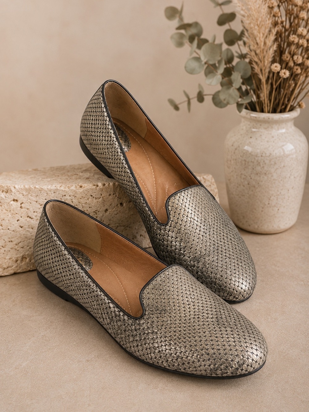 Clarks Women's Valley Lounge Loafer Size 9M Flat Shoe Metallic Pewter Snakeskin